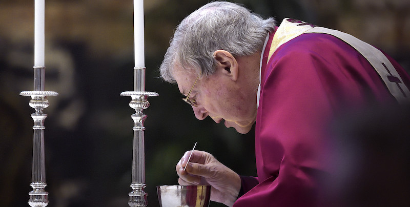 George Pell durante una messa a San Pietro a Roma nel 2022 (Ansa/Stefano Spaziani)