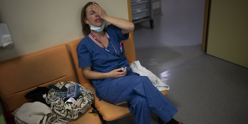 Un'infermiera francese in un ospedale di Marsiglia (AP Photo/Daniel Cole)