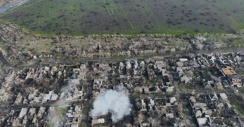 Una foto aerea di Bakhmut distrutta dai bombardamenti (AP Photo/Libkos)