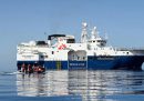 La nave Geo Barents è arrivata al porto di Ancona con a bordo 73 persone migranti, dopo quasi cinque giorni di viaggio