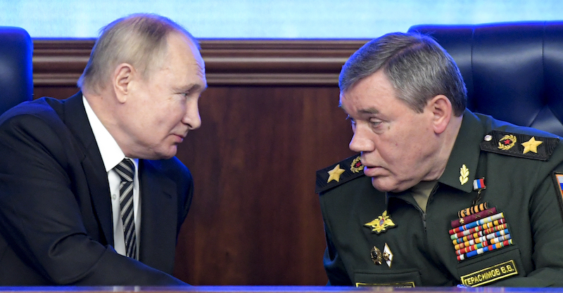 Vladimir Putin e Valery Gerasimov (Sergei Guneyev, Sputnik, Kremlin Pool Photo via AP)