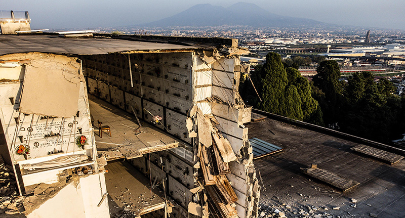 Il crollo al cimitero di Poggioreale dell'ottobre 2022, l'ultimo in ordine di tempo (ANSA/CESARE ABBATE)