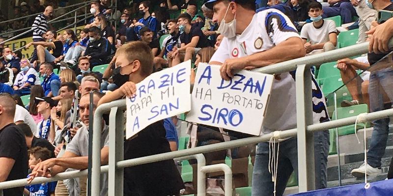 Due tifosi a San Siro scherzano sui disservizi di Dazn (Pietro Cabrio/Il Post)