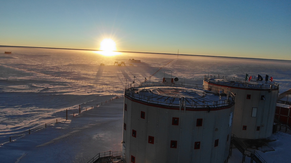 Gli edifici principali della base Concordia in mezzo alla calotta glaciale dell'Antartide, al tramonto