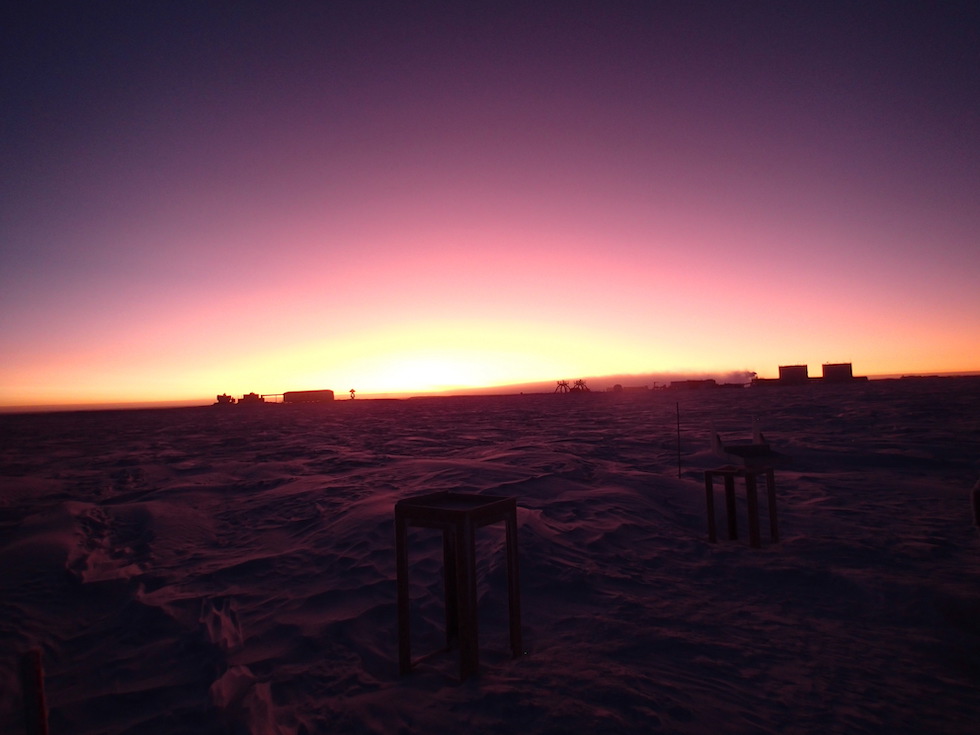 I banchi usati da Alessia Nicosia per raccogliere dati sulla neve e fotografarne i cristalli; sullo sfondo gli edifici della base Concordia