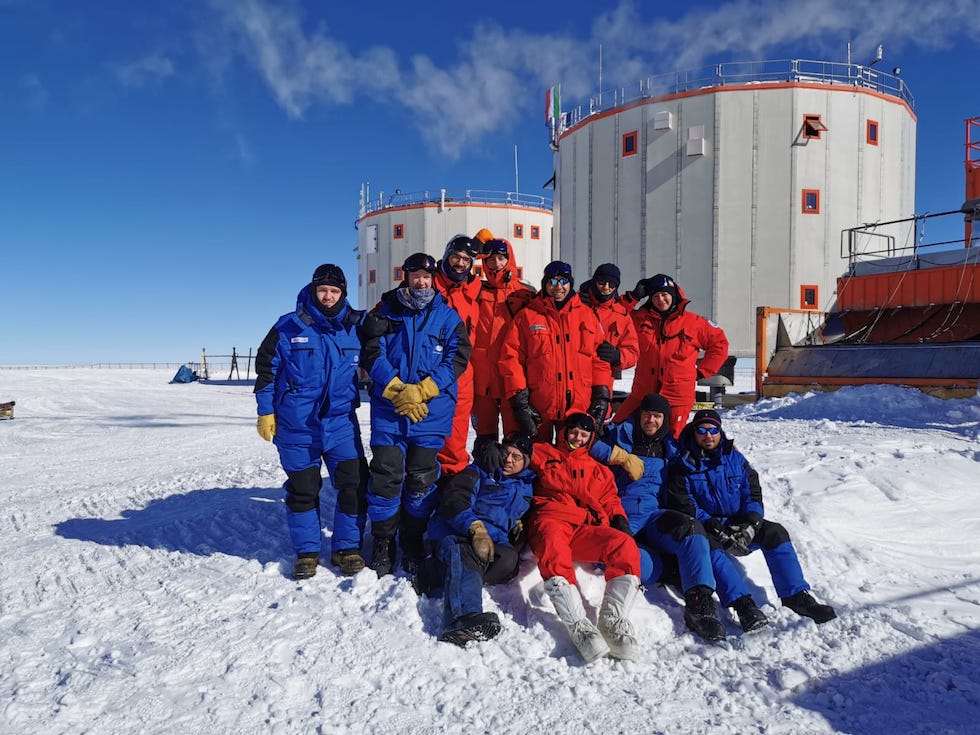 Una foto di gruppo degli invernanti della 37esima spedizione del PNRA alla base Concordia
