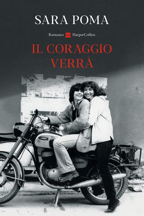 La copertina del libro "Il coraggio verrà" di Sara Poma, su cui compare una fotografia in bianco e nero di due donne su una motocicletta ferma 