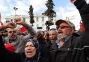 Migliaia di persone hanno manifestato a Tunisi contro il presidente Kais Saied