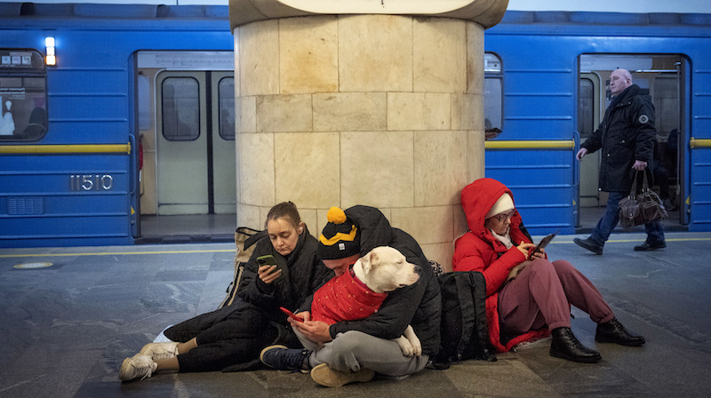 La metropolitana di Kiev, dove abitualmente le persone cercano rifugio durante un bombardamento (AP Photo/Efrem Lukatsky)