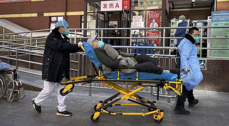 Un anziano trasportato in barella in una clinica a Pechino (Getty Images)