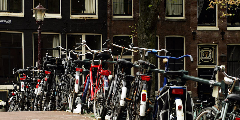 Biciclette legate a un parapetto ad Amsterdam (Mark Dadswell/Getty Images)