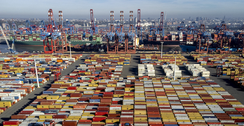 Il porto di Amburgo, in Germania (AP Photo/Michael Probst)