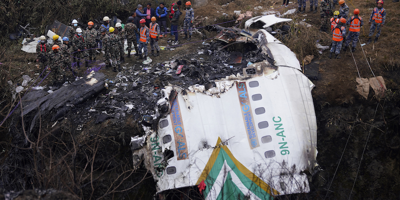 I rottami dell'aereo caduto domenica a Pokhara, in Nepal (AP Photo/Yunish Gurung)