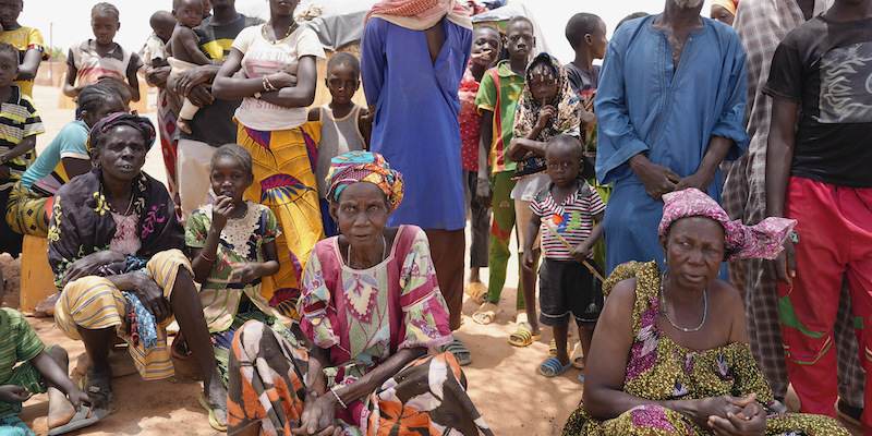 Alcune persone a Djibo, in Burkina Faso, a maggio del 2022 (AP Photo/Sam Mednick)