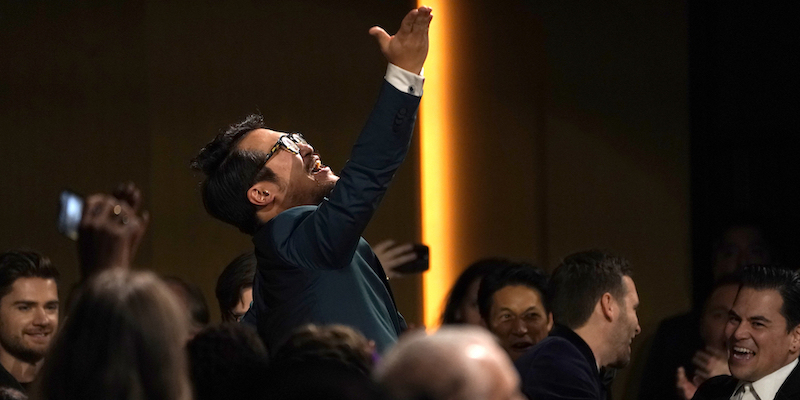 Il regista Daniel Kwan dopo che Everything Everywhere All at Once ha vinto come miglior film – Critics' Choice Awards, 15 gennaio 
(AP Photo/Chris Pizzello)