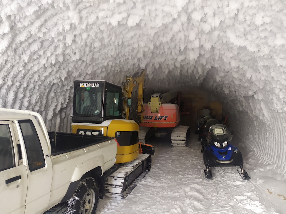 Garage scavato nel ghiaccio alla base Concordia: contiene un pick-up, dei mezzi cingolati e delle motoslitte