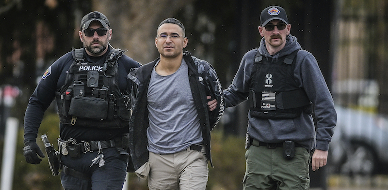 Solomon Pena arrestato da due agenti della polizia (Roberto E. Rosales/The Albuquerque Journal via AP)