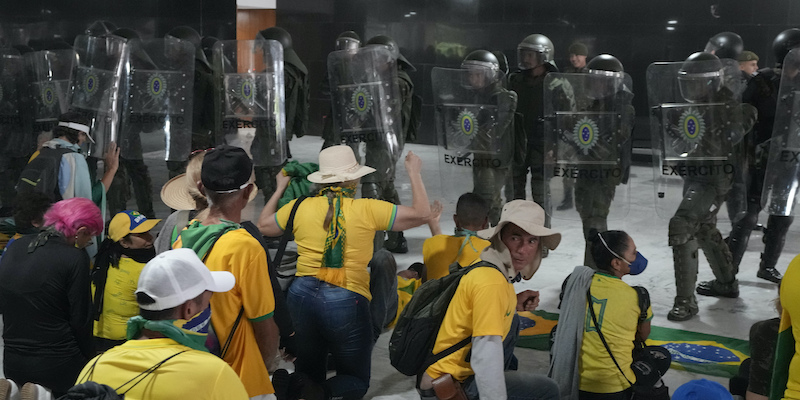 Alcuni sostenitori di Bolsonaro durante l'assalto alle istituzioni dell'8 gennaio (AP Photo/Eraldo Peres)