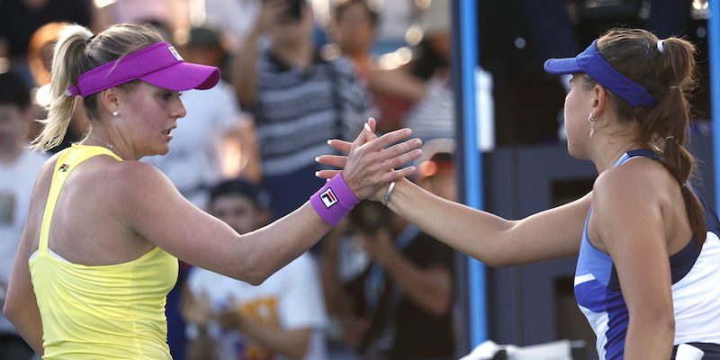 La stretta di mano a fine partita tra Kateryna Baindl, a sinistra, e Kamilla Rakhimova (AP Photo/Asanka Brendon Ratnayake)