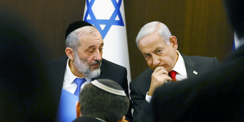 Il primo ministro Benjamin Netanyahu e il ministro dell'Interno e della Salute Arye Dery (Ronen Zvulun/Pool Photo via AP)