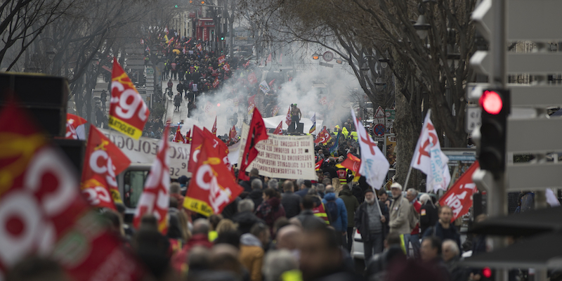 Una precedente protesta contro la proposta di riformare le pensioni francesi, nel 2020 (AP Photo/Daniel Cole, File)