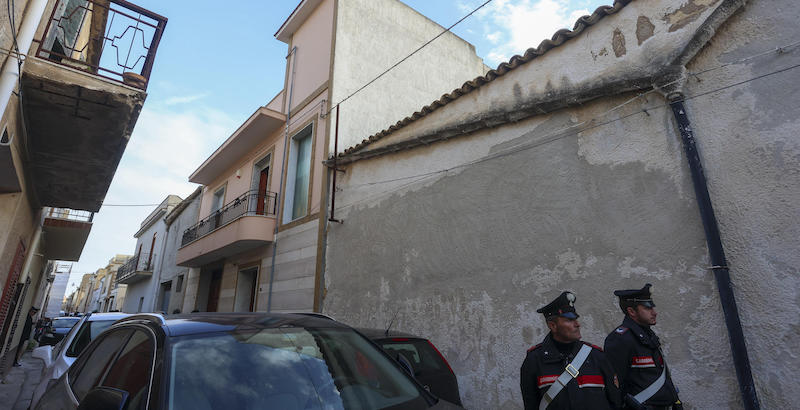 I carabinieri durante la perquisizione del secondo nascondiglio scoperto mercoledì (ANSA / IGOR PETYX)