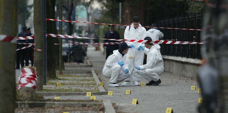 La polizia scientifica al lavoro nel luogo dove è stato lasciato un ordigno nascosto in un ovetto Kinder, a Treviso (FOTOFILM/Lapresse)