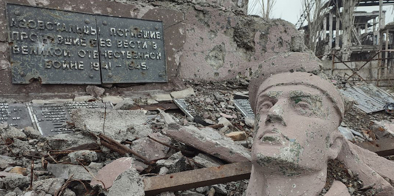 Le rovine di una statua di fronte all'acciaieria Azovstal (AP Photo)