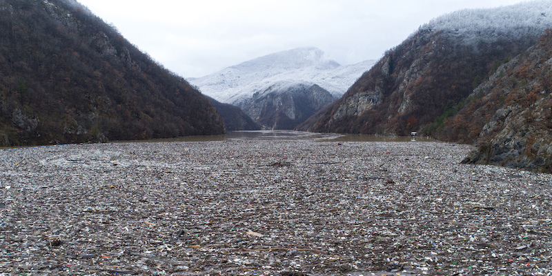 Le foto del grande accumulo di rifiuti nel fiume Drina