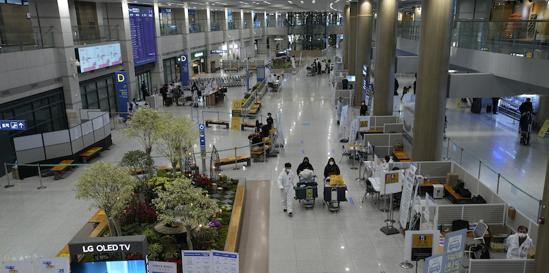I cinque russi scappati dalla leva che vivono da mesi in un aeroporto in Corea del Sud