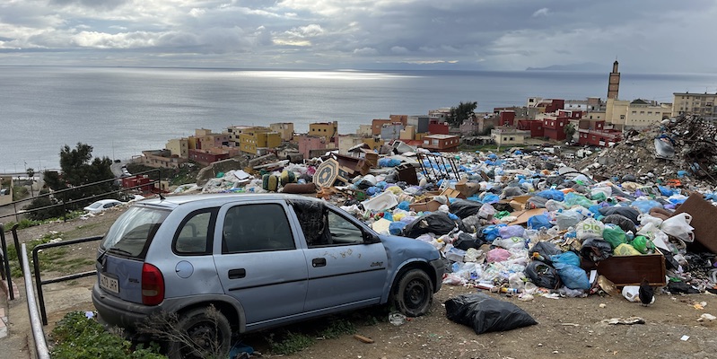 Una discarica abusiva nel quartiere Príncipe di Ceuta (foto Il Post)