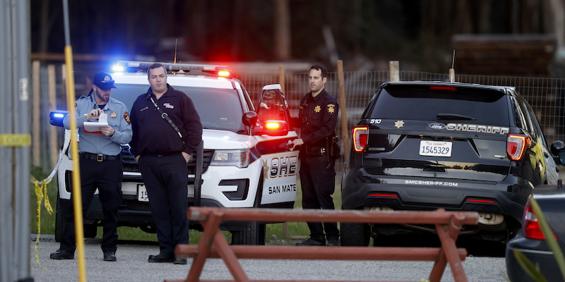 La polizia sul luogo della prima sparatoria di lunedì (Carlos Gonzalez/San Francisco Chronicle via AP)