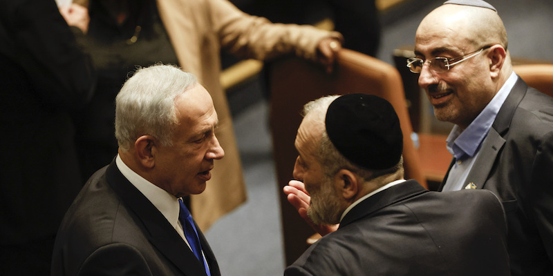 Il leader dello Shas Aryeh Deri parla col primo ministro Benjamin Netanyahu (Amir Cohen/Pool Photo via AP)
