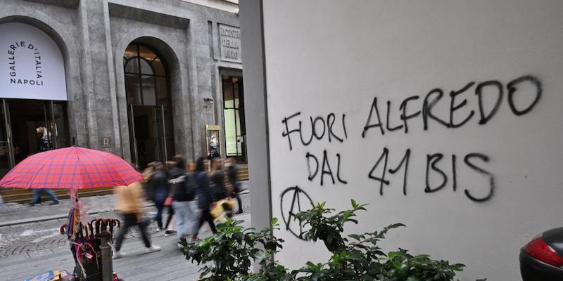 Una scritta a Napoli in sostegno di Alfredo Cospito (ANSA / CIRO FUSCO)