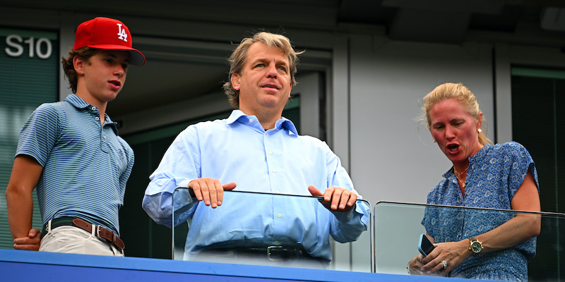 Todd Boehly con la famiglia allo Stamford Bridge di Londra (Clive Mason/Getty Images)