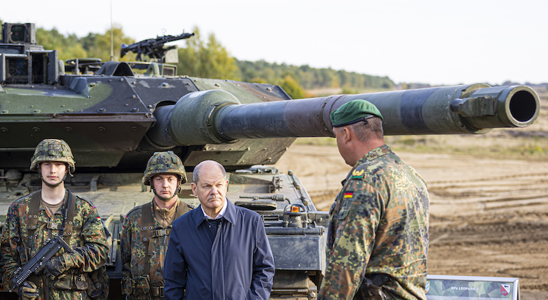 Il cancelliere tedesco Olaf Scholz davanti a un carro armato Leopard 2 (Moritz Frankenberg/dpa via AP, File)