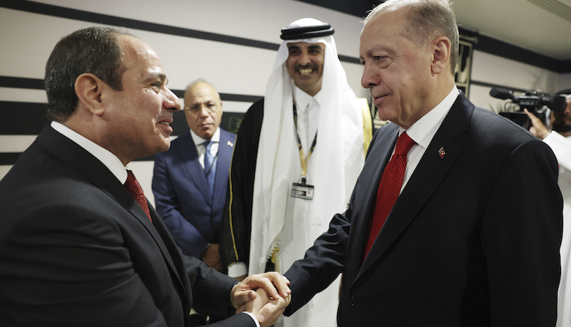 La stretta di mano tra il presidente turco Recep Tayyip Erdogan, a destra, e il presidente egiziano Abdel Fattah al Sisi, avvenuta a novembre in Qatar (Turkish Presidency via AP)
