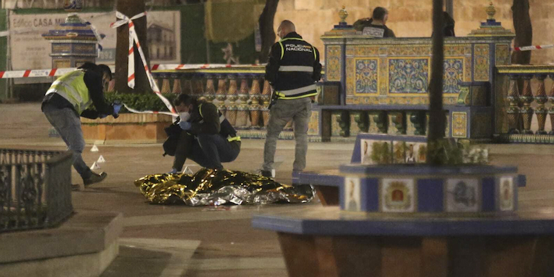 Agenti della polizia vicino al corpo – coperto – dell'uomo accoltellato e ucciso ad Algeciras