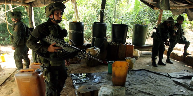 L'esercito colombiano in un laboratorio di produzione della cocaina (EPA/MAURICIO DUENAS)