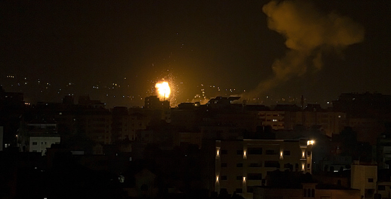 L'esplosione causata da un attacco aereo israeliano su Gaza, nella notte tra giovedì e venerdì (AP Photo/Fatima Shbair)
