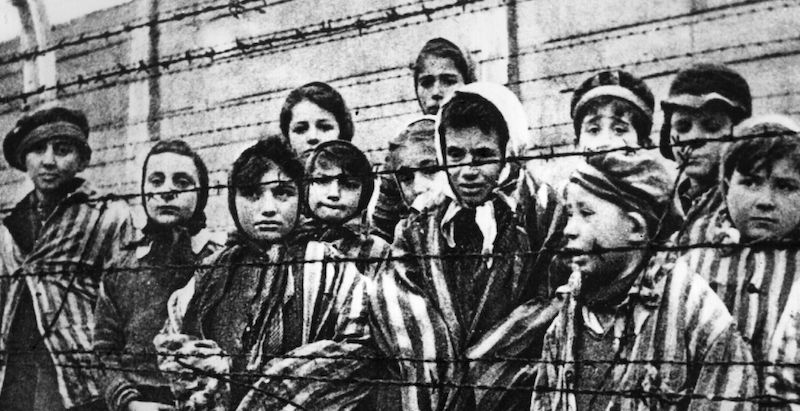Alcuni prigionieri del campo di Auschwitz, fotografati dopo la liberazione (Alexander Vorontsov/Keystone/Hulton Archive/Getty Images)