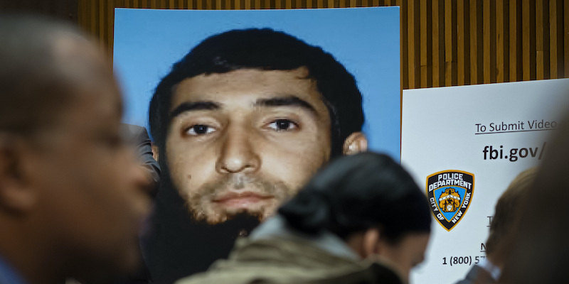 Una foto di Sayfullo Saipov mostrata durante una conferenza stampa sull'attentato di New York (AP Photo/Craig Ruttle, File)