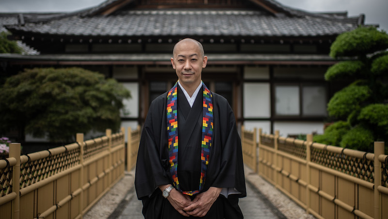Myokan Senda, il sacerdote del tempio buddhista di Saimyoji, che dal 2020 celebra matrimoni tra persone dello stesso sesso (Carl Court/Getty Images)
