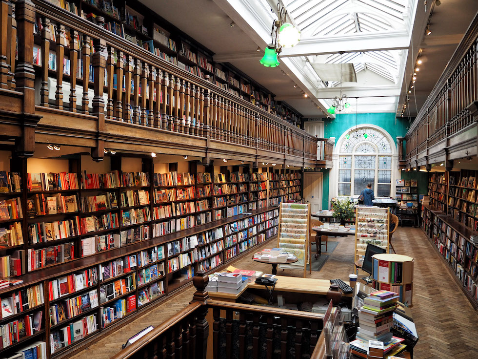 L'interno della libreria Daunt Books di Marylebone, a Londra