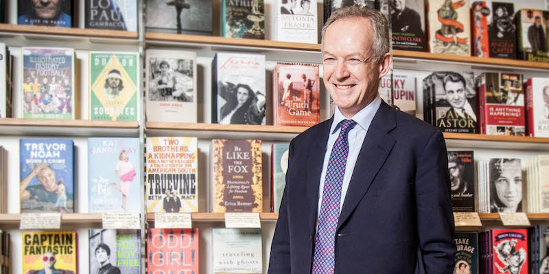 James Daunt davanti a una parete coperta di libri