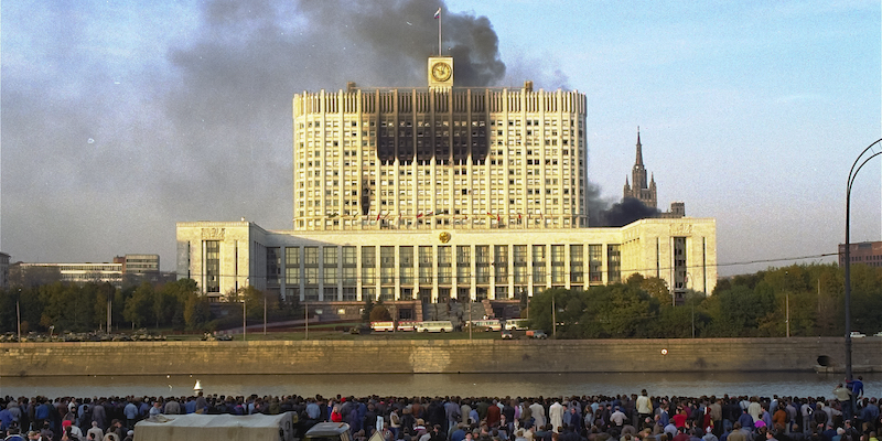 Il palazzo del parlamento di Mosca in fiamme il 4 ottobre 1993