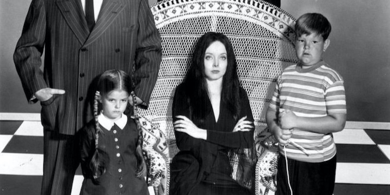 Lisa Loring, a sinistra, nella serie “La famiglia Addams”