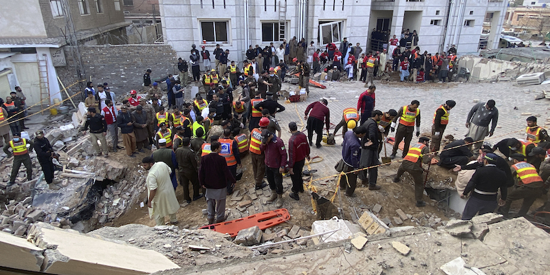 Sono almeno 100 le persone morte nell'attentato di lunedì alla moschea di Peshawar, in Pakistan