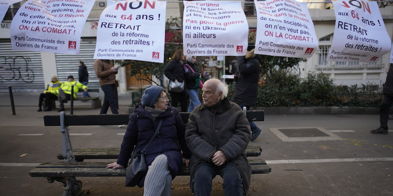 Una coppia di anziani seduti su una panchina durante il corteo di protesta per la riforma delle pensioni a Parigi (AP Photo/Christophe Ena)
