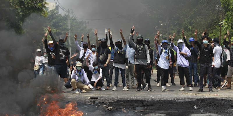 Manifestanti che protestano contro il colpo di stato in Myanmar (AP Photo, File)